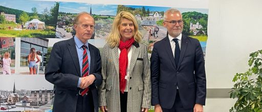 Denis MERVILLE aux côtés de Dominique FAURE, ministre déléguée chargée des Collectivités territoriales et de la Ruralité, lors de sa visite en Seine-Maritime ce vendredi